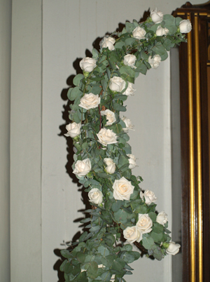 Media luna de rosas vendela para decoración de boda.