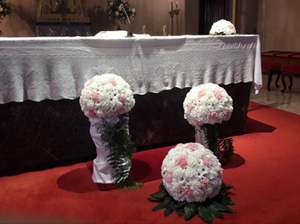 Floristería Yedra Santander decoración para boda con bolas en Iglesia.