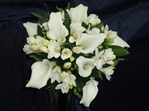 Floristería Yedra Santander ramo de novia tipo bouquet de calas y fressias en color blanco.